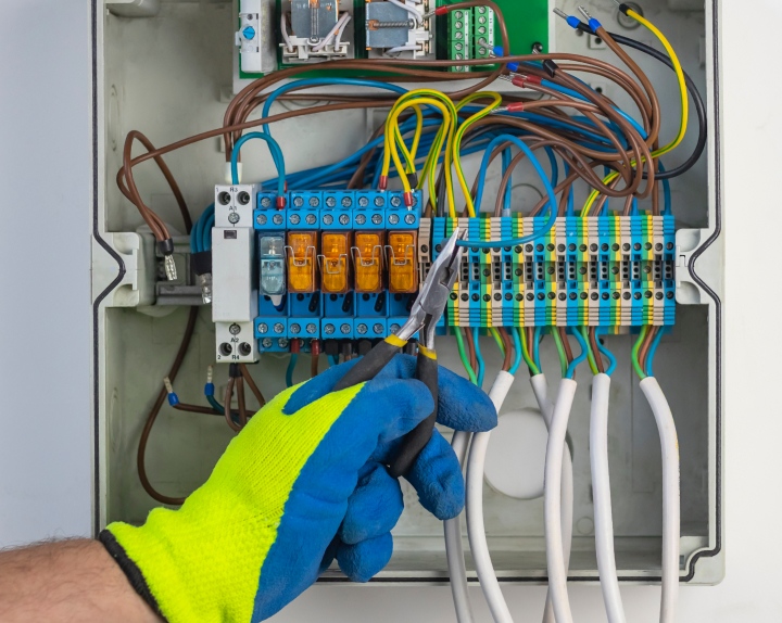 electrician fixing electric panel in a residential home bay shore ny