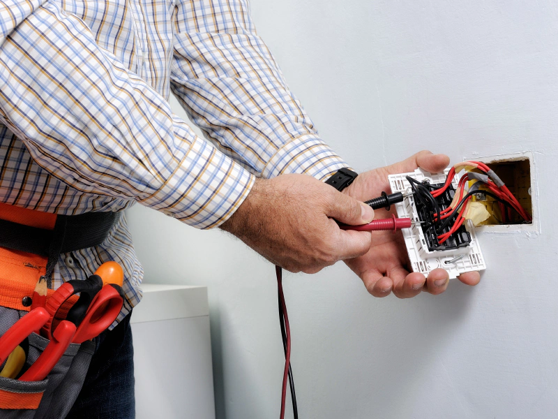 electrician installing an electrical outlet lindenhurst ny